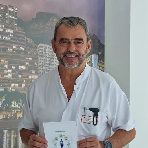 Le Dr Pierre Garcia en blouse blanche
